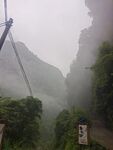 云雾缭绕的山间索道景观