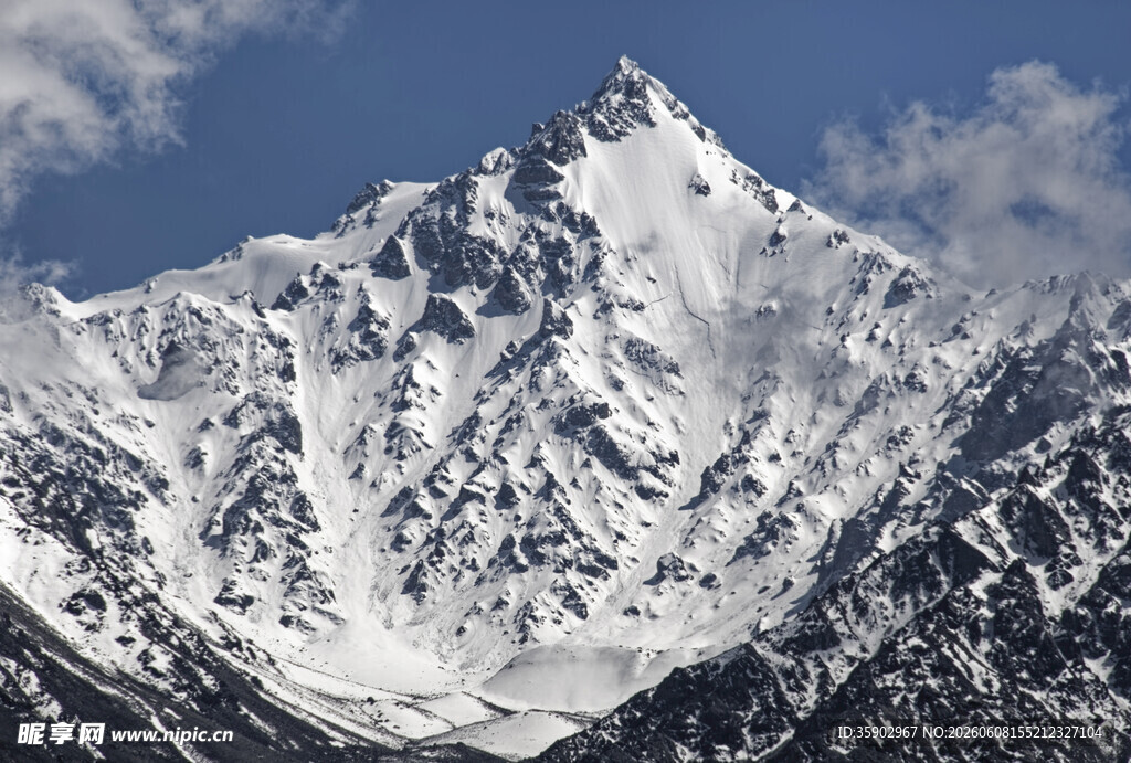 巍峨雪山壮丽景致
