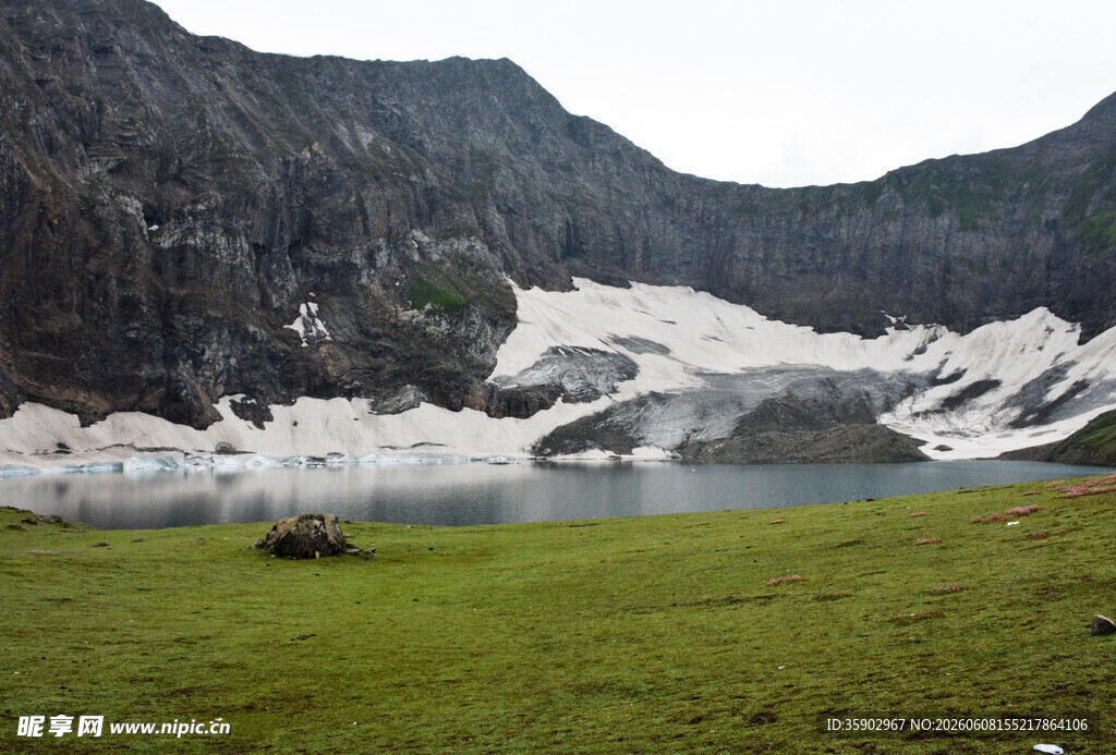 高山下的湖畔冰川美景