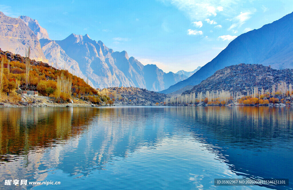 宁静山水间的秋日湖景