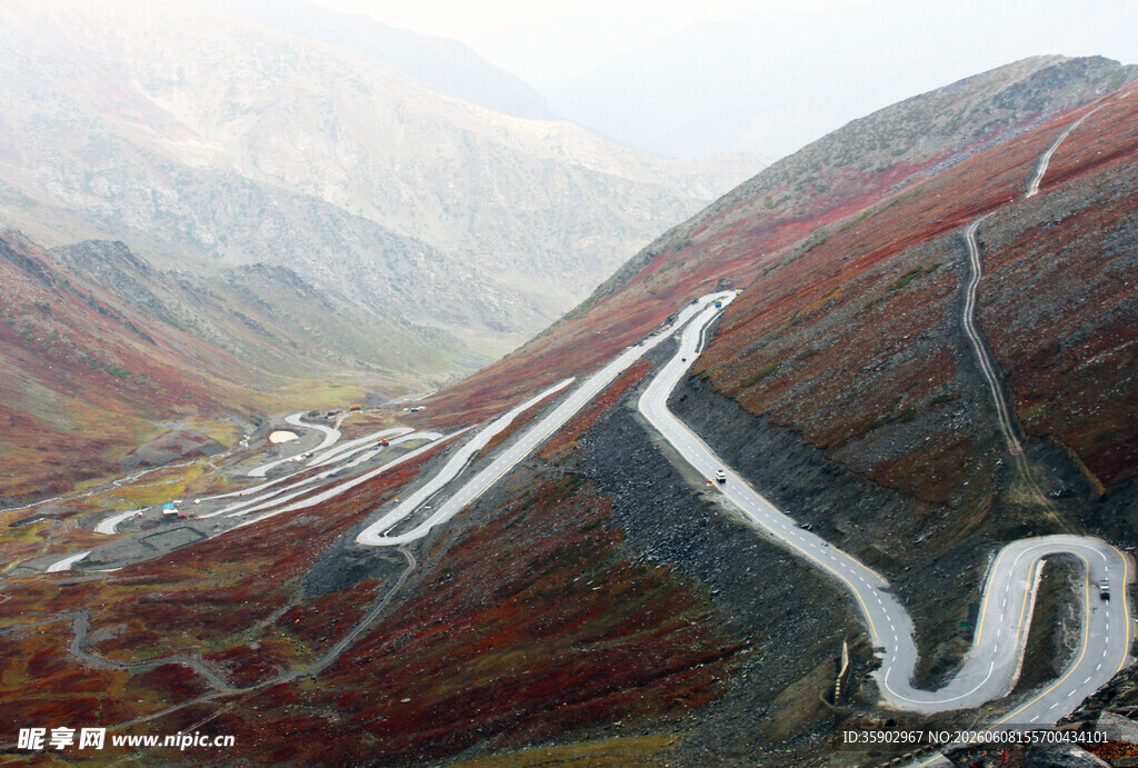 蜿蜒山路穿梭多彩山峦