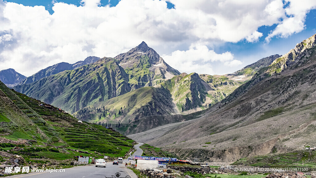 山间公路壮美自然风光