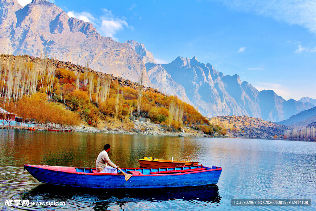 湖上泛舟赏秋日山水美景
