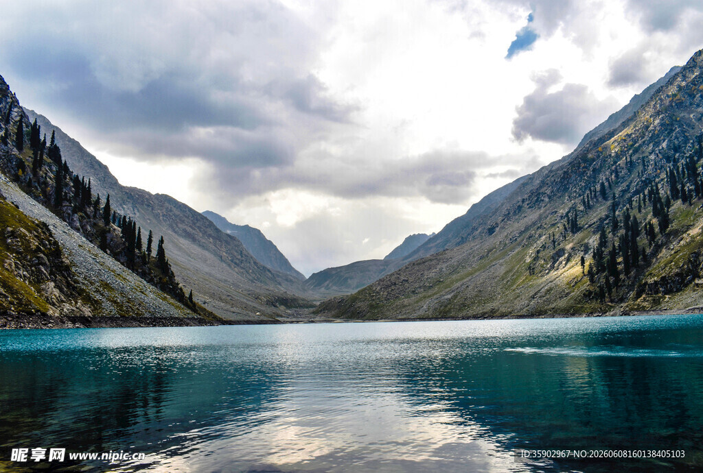 高山湖泊美景