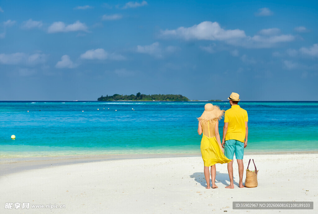 海滩上的情侣与美好海景