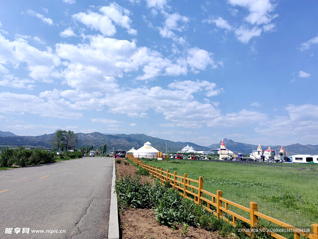 草原风光中的公路与围栏