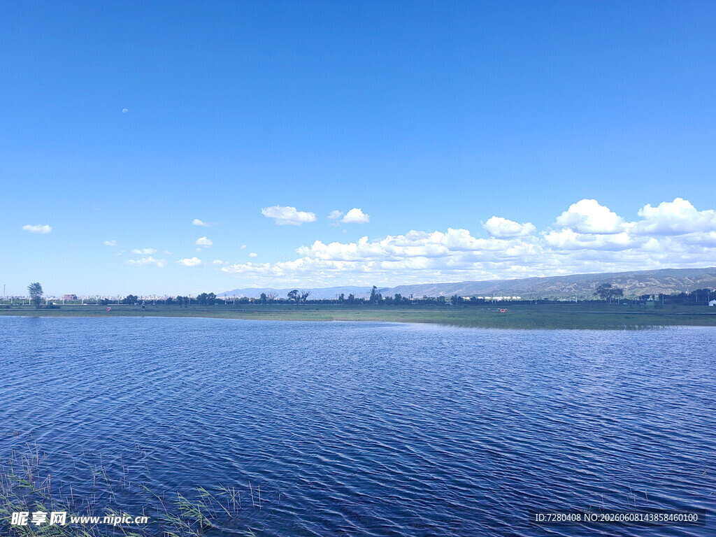 广阔湖面与蓝天美景