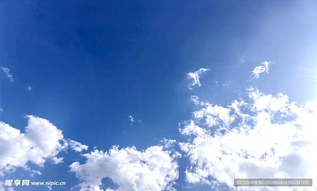 晴朗蓝天与飘浮白云