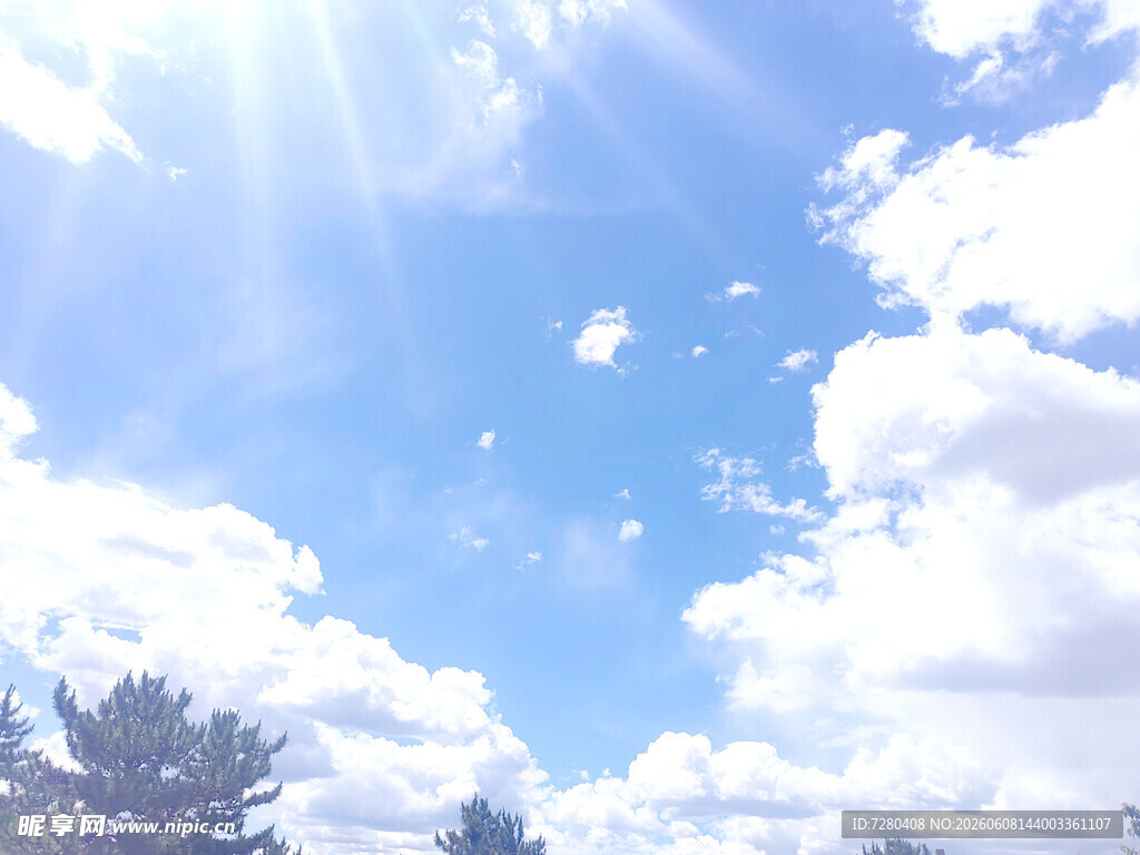 晴朗天空下的阳光与云朵