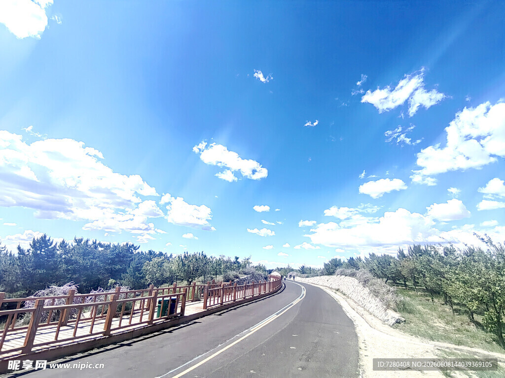 宽阔公路延伸至远方