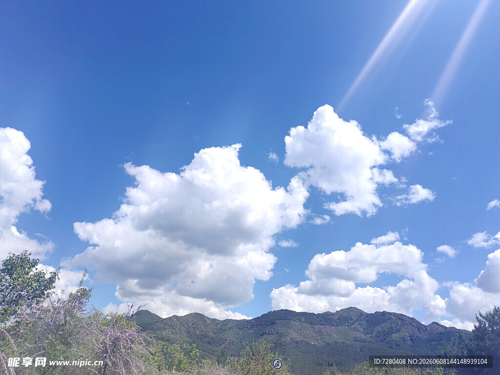 蓝天白云下的山间美景