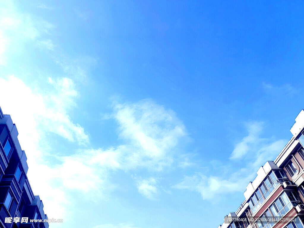 城市蓝天与高楼景色