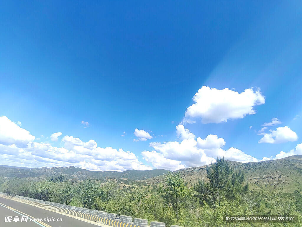 蓝天白云下的公路风景