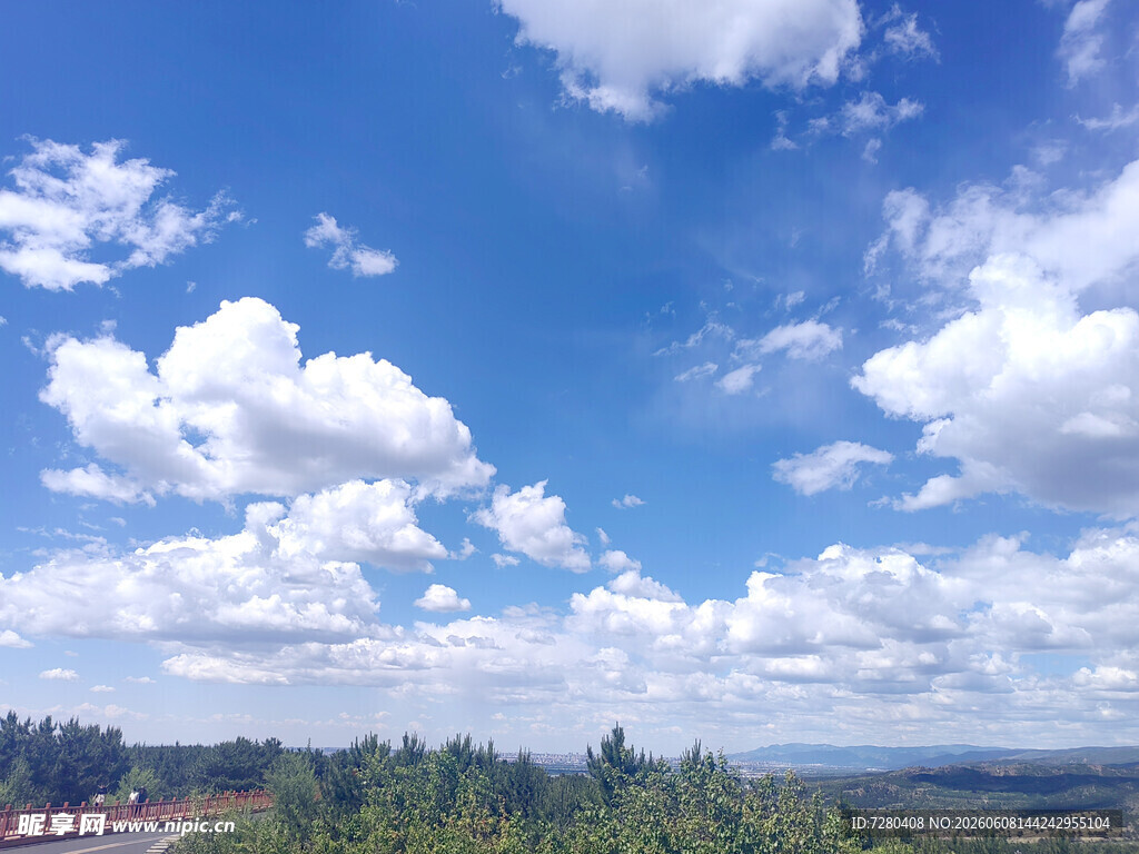 蓝天白云下的葱郁山林