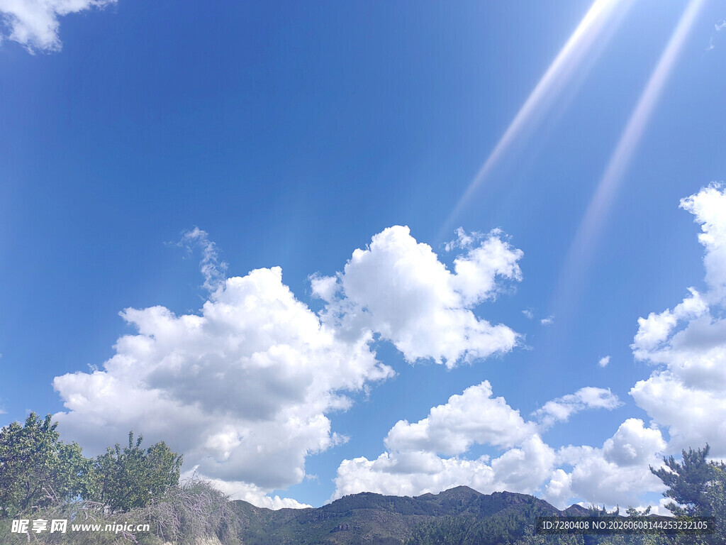 蓝天白云下的山峦美景