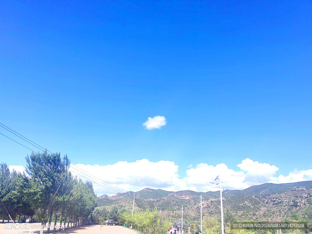 蓝天白云下的乡村道路