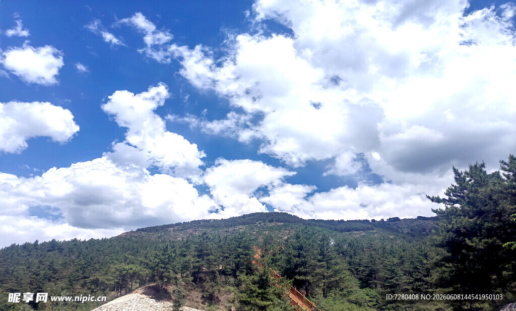 蓝天白云下的山林美景