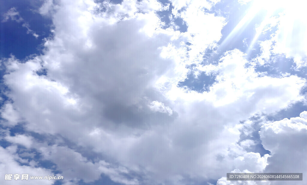 蓝天白云下的晴朗天空