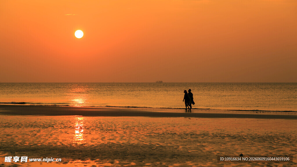 夕阳下的海边独行者