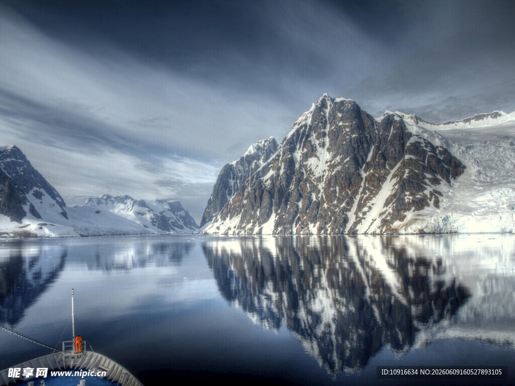 北极冰雪山脉的静谧湖景