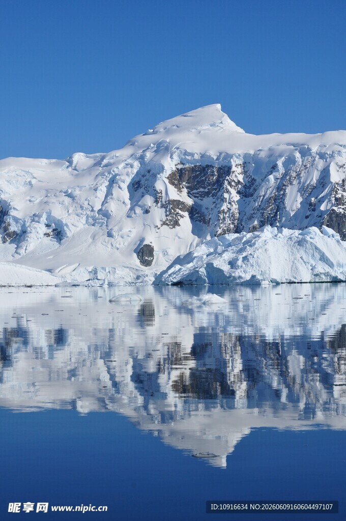 雪山倒影于平静湖面