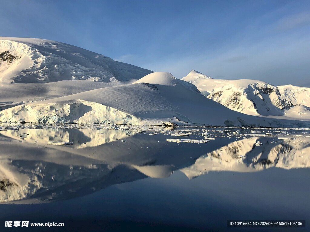 雪山湖泊美景倒影