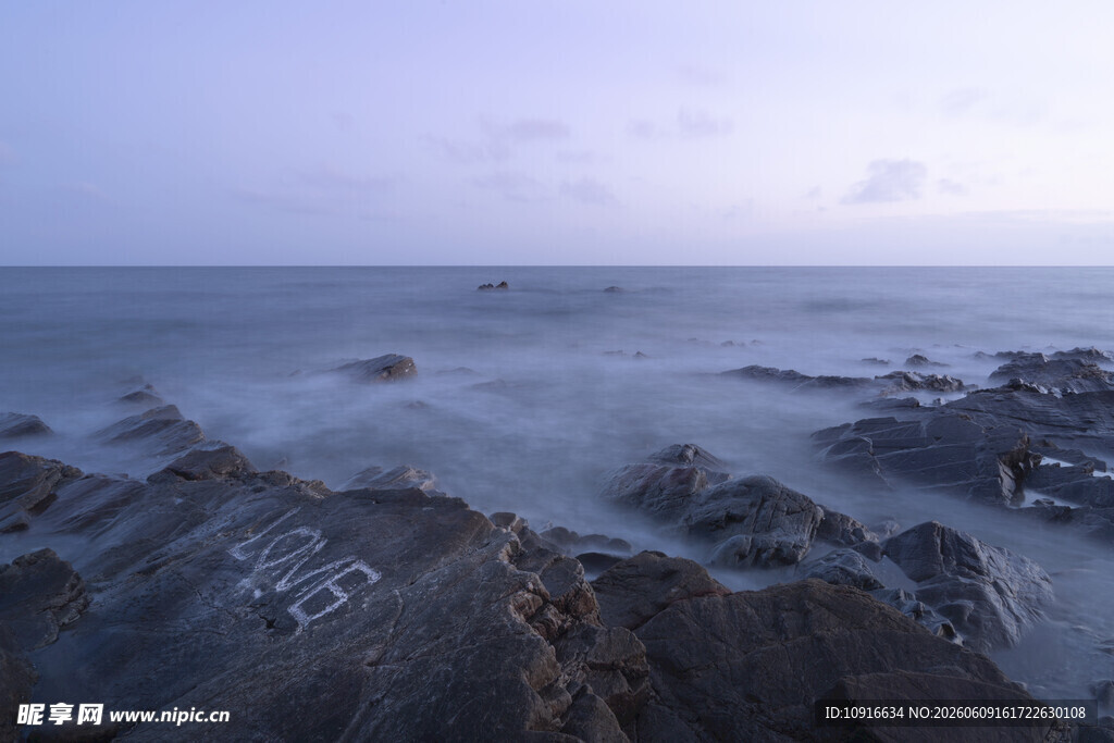 海边礁石与朦胧海景