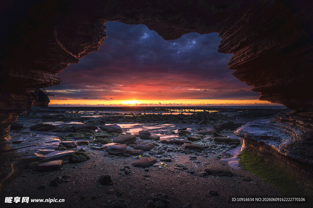海边洞穴日落美景