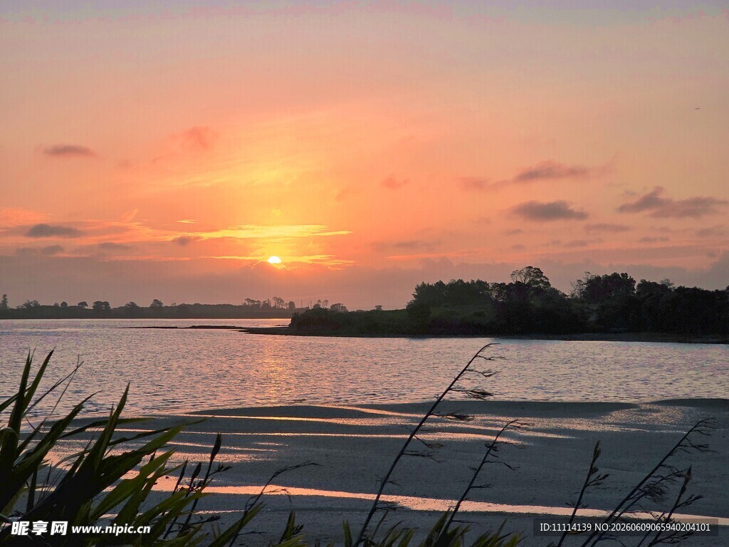 夕阳下的宁静水面景观