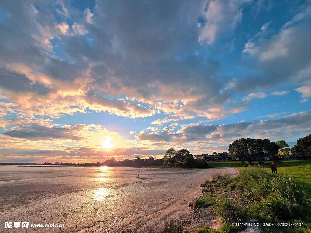 夕阳下的海滨美丽风光