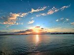 夕阳下波光粼粼的宁静水面
