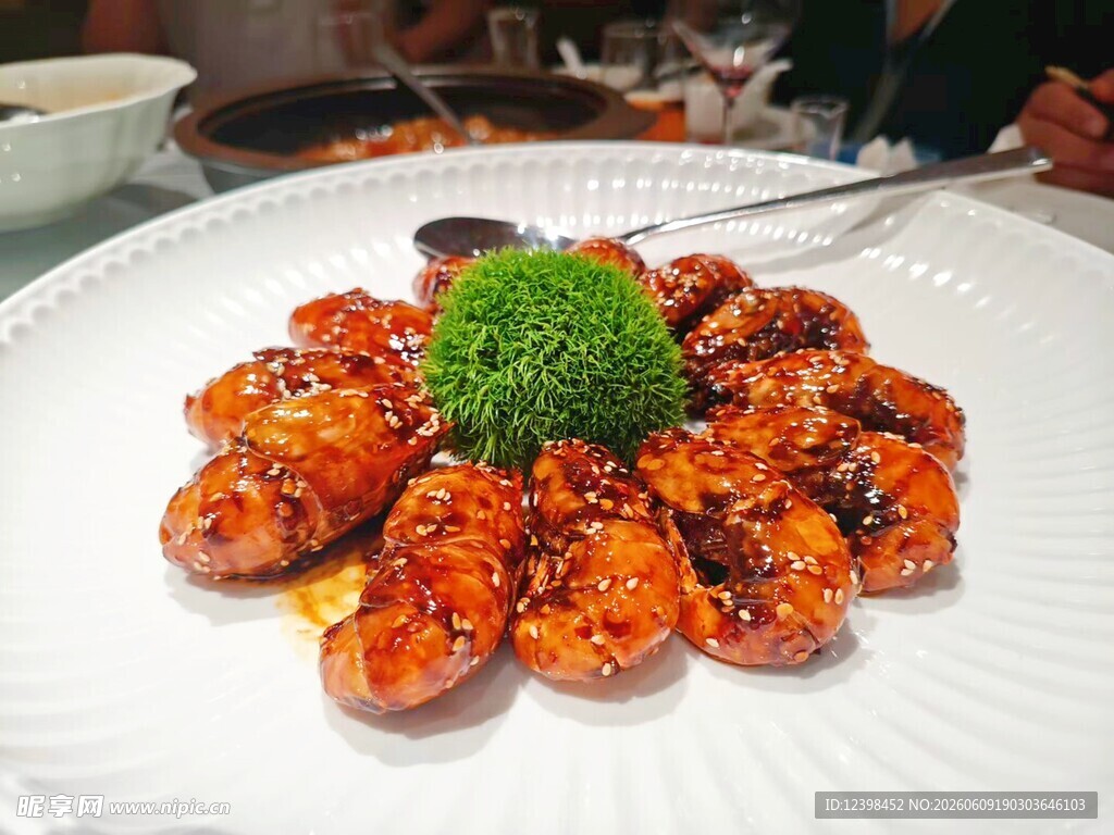 美味酱汁排骨摆盘精致