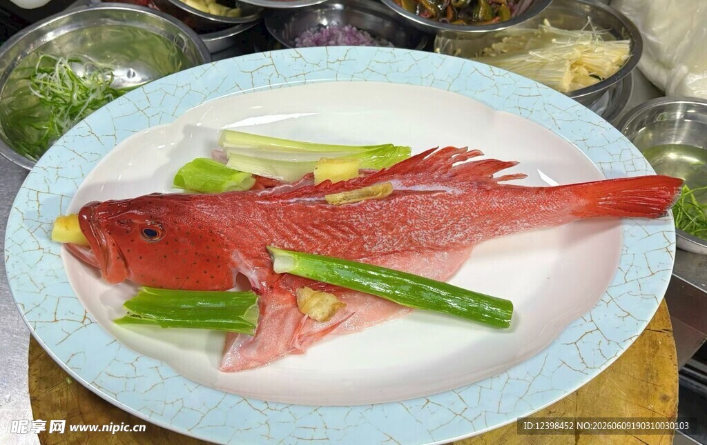 盘中红鱼配翠绿蔬菜