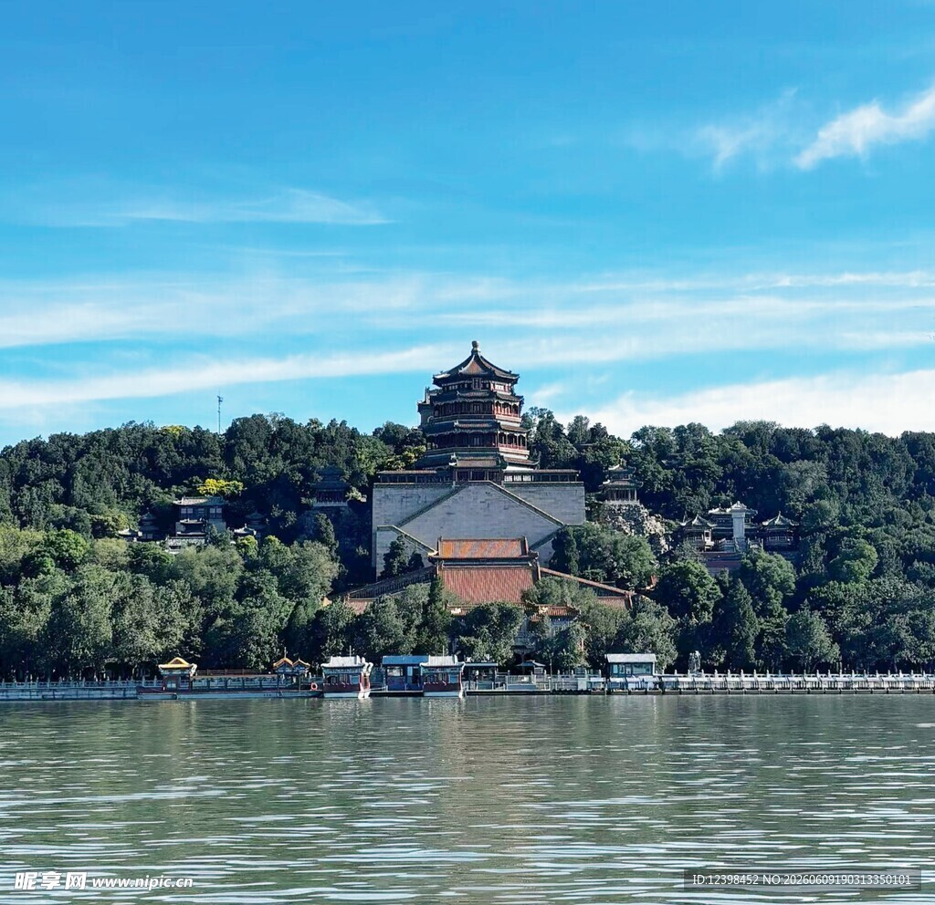 湖畔古建筑风景