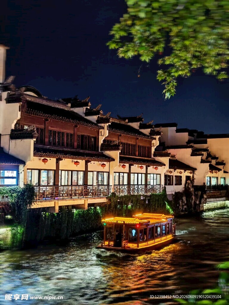 江南水乡夜景游船图