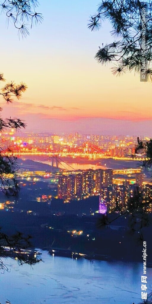 城市黄昏湖畔美丽景致