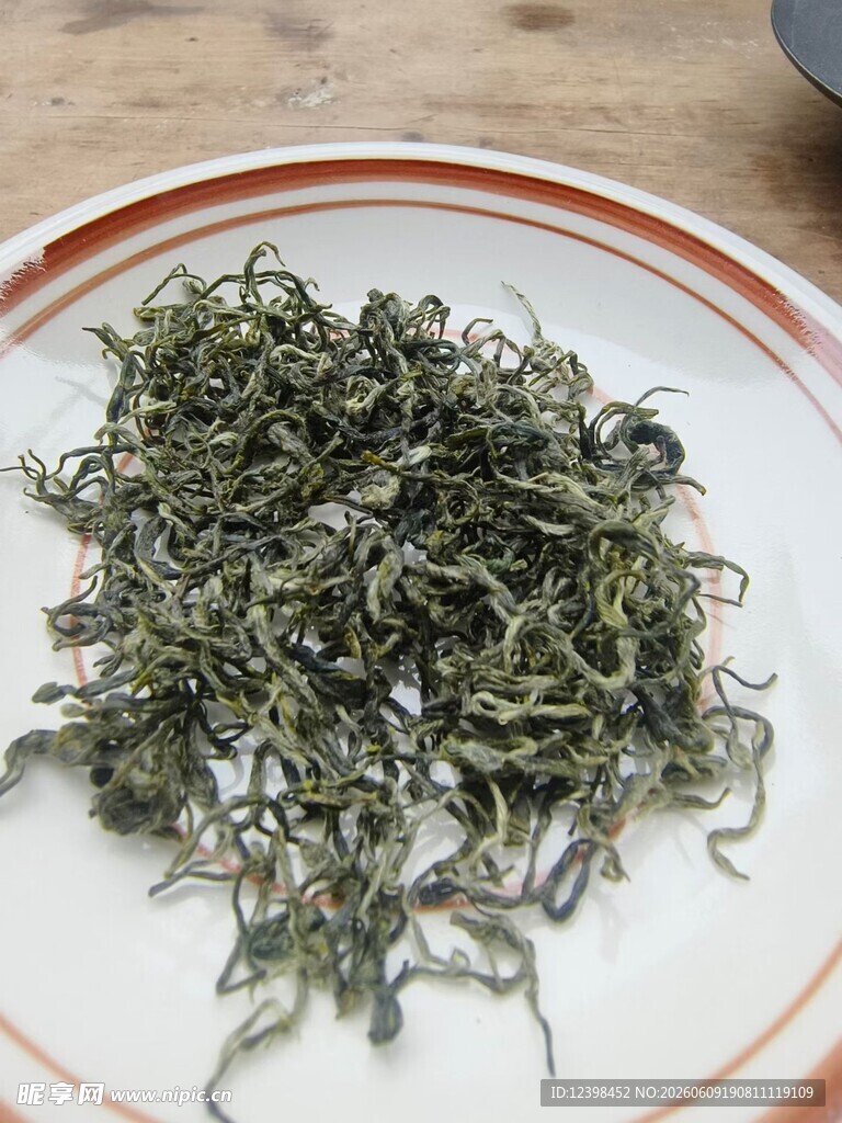 新鲜嫩绿的茶叶