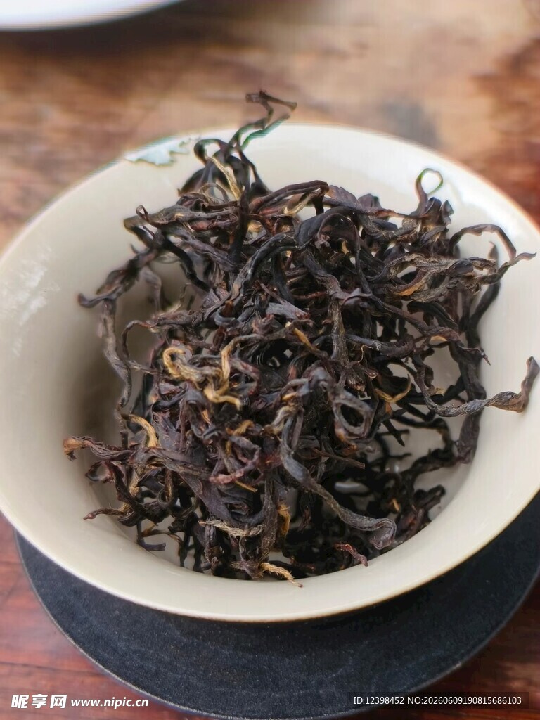 碗中干茶叶特写