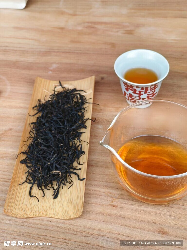 木制茶盘上的茶叶与茶汤