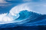 汹涌海浪冲击瞬间