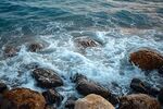 海浪拍打岸边的礁石