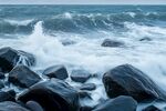 海浪拍打岸边礁石