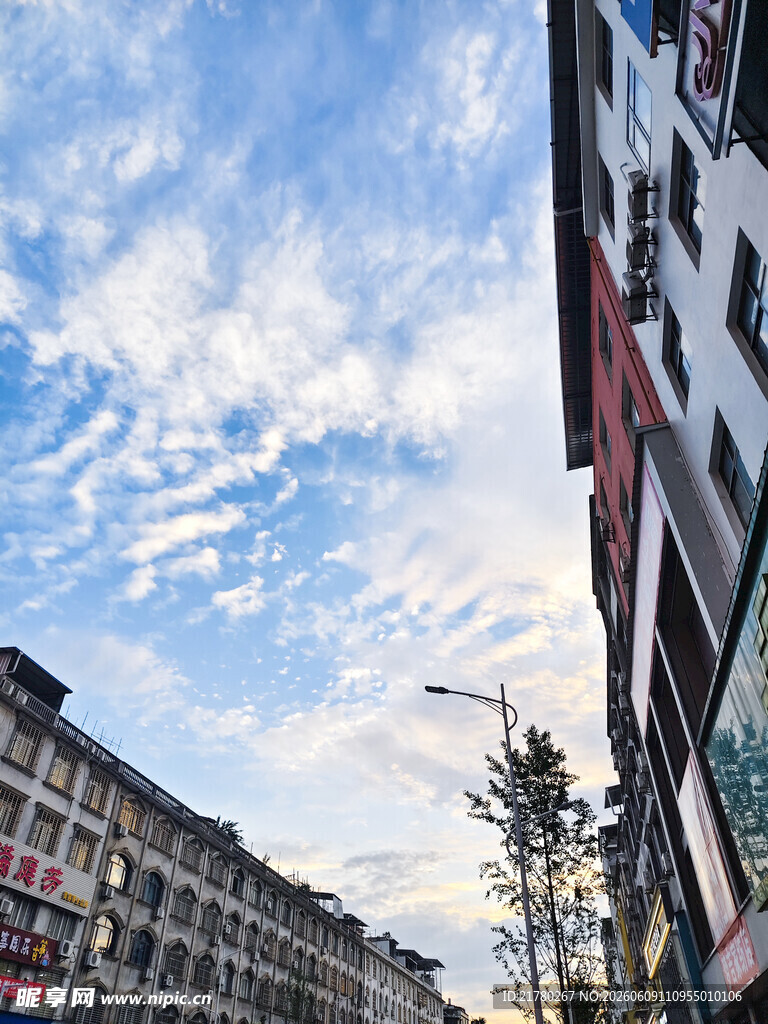 城市街景 蓝天白云