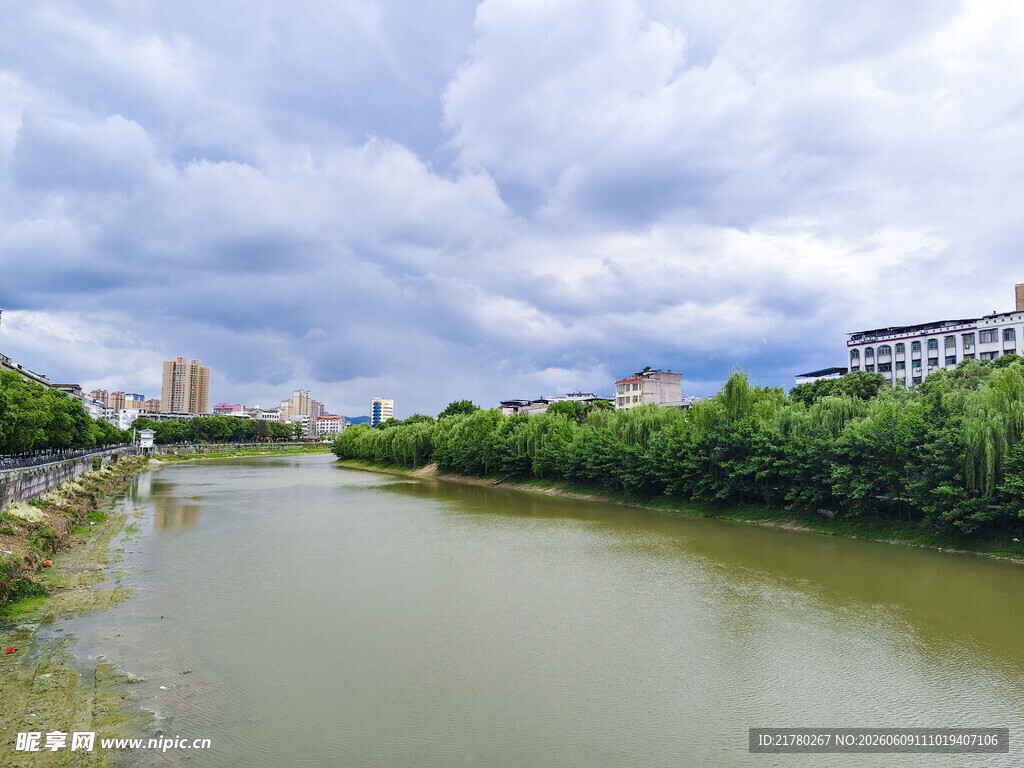 河畔风光 绿树环绕的河流