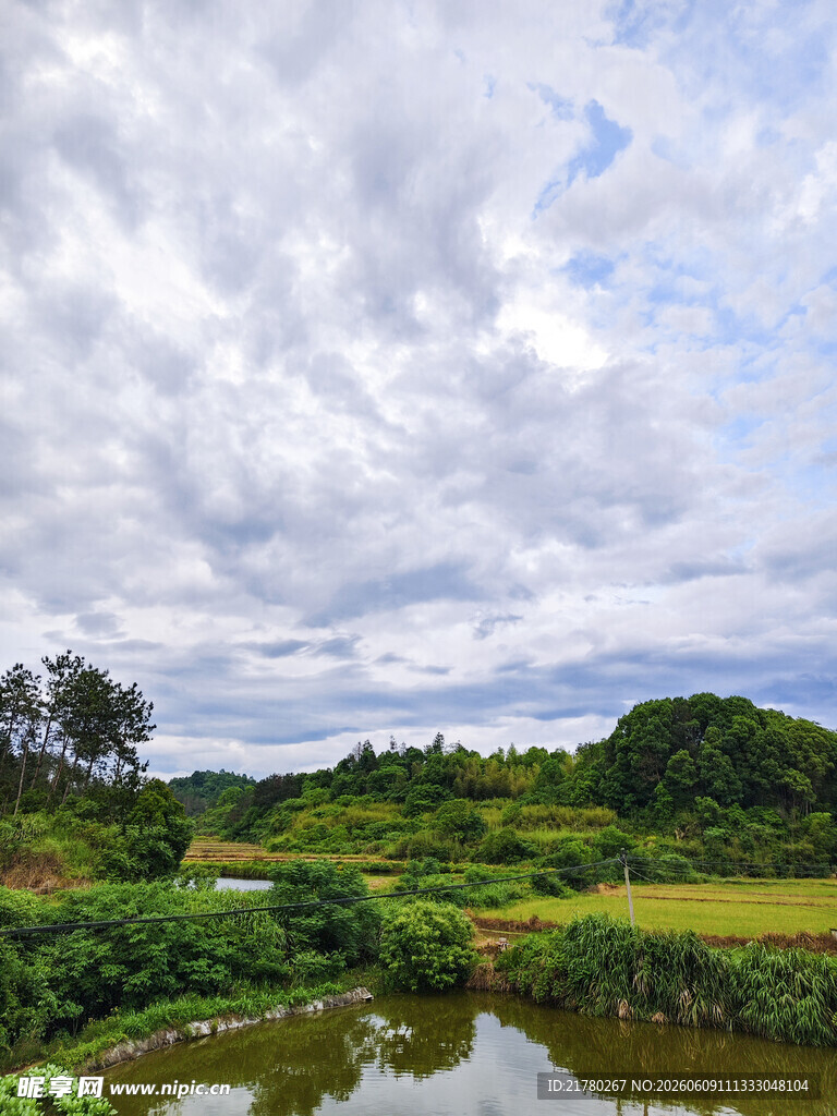 乡村河畔美景