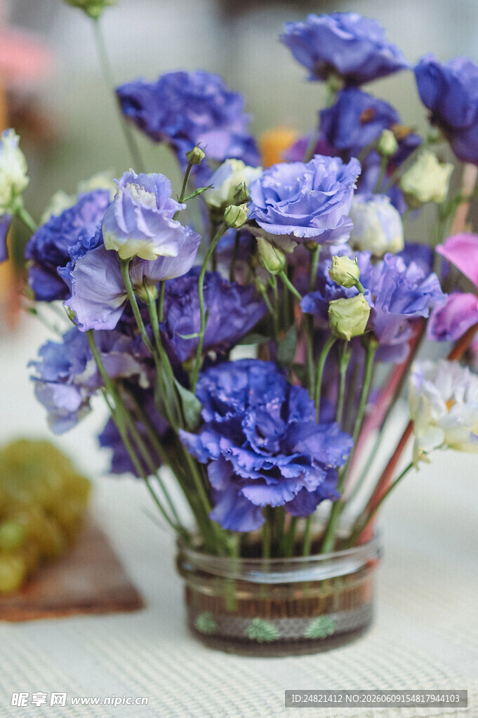 紫色花束插于复古花瓶中