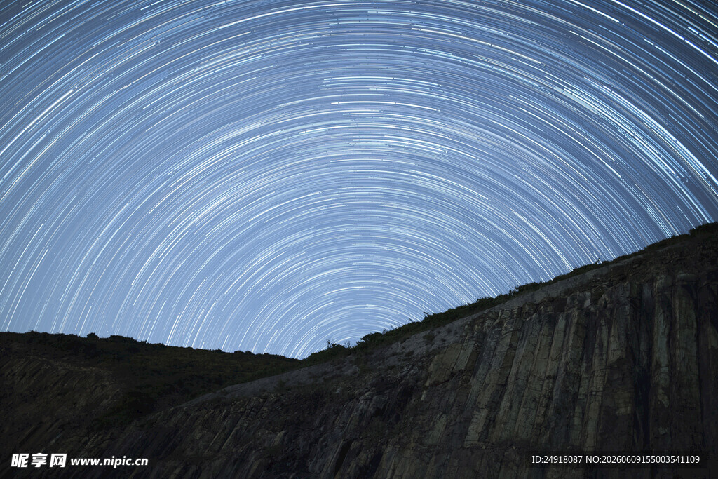 夜空星轨下的山峦美景