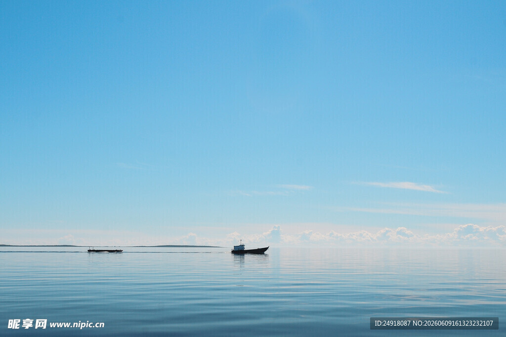 平静海面孤舟自然风光风景