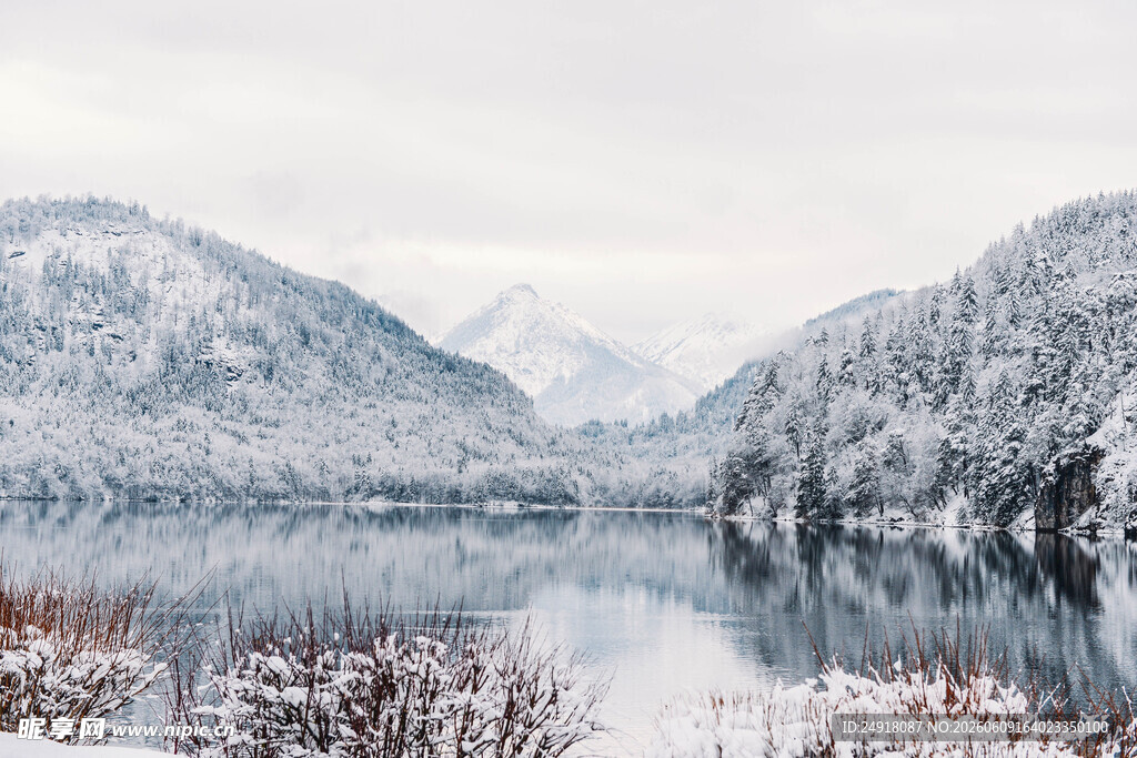 冬日雪覆湖泊与山峦美景