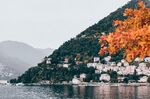 湖畔秋景山间村落映红叶
